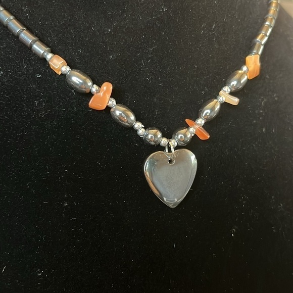 Hematite necklace with heart pendant - Picture 2 of 6